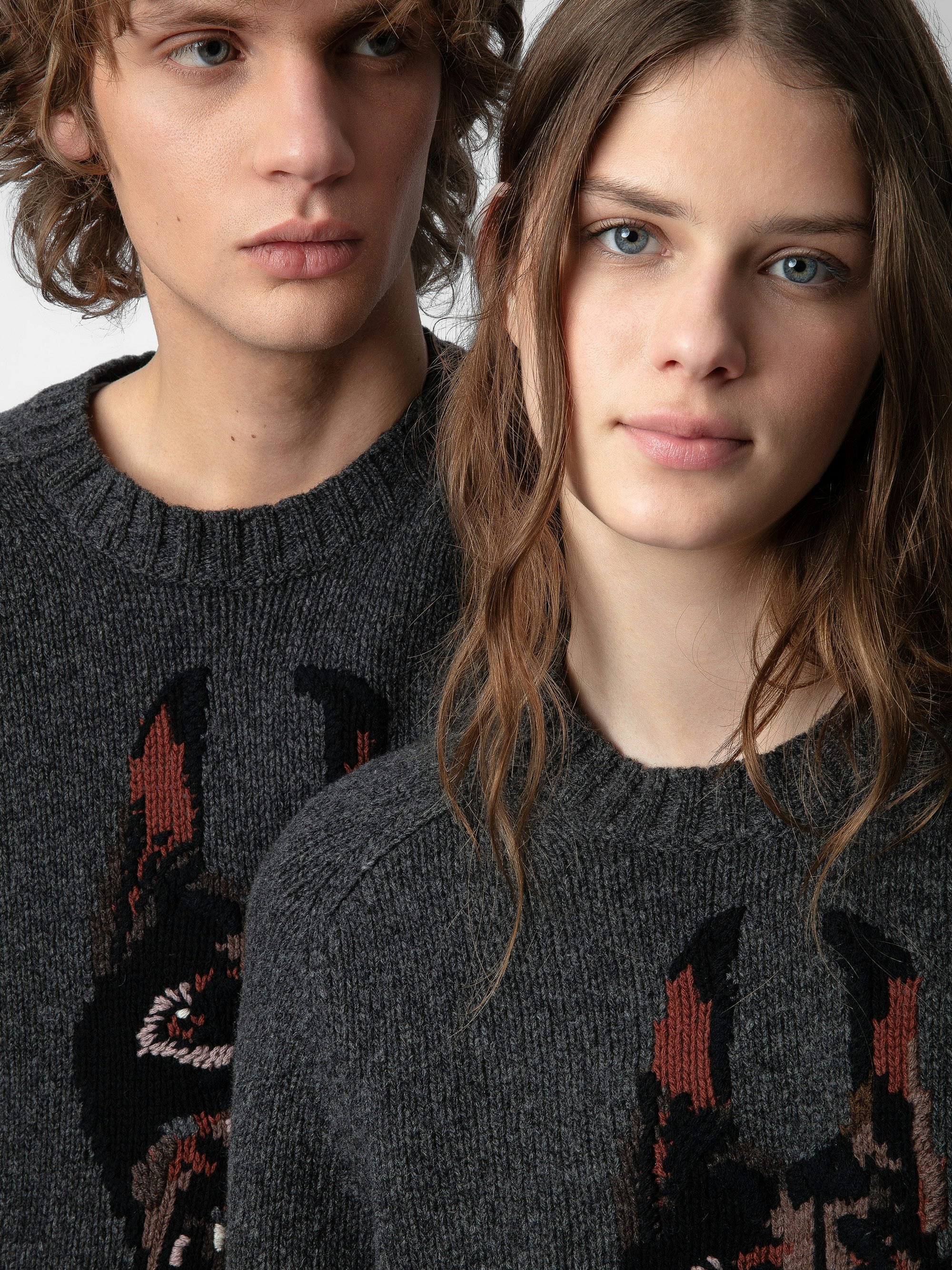 Pullover Jordan 100% Merino-Wolle - Dunkelgrauer Pullover aus 100% Merinowolle mit Rundhalsausschnitt, langen Ärmeln und Dobermann-Motiv.